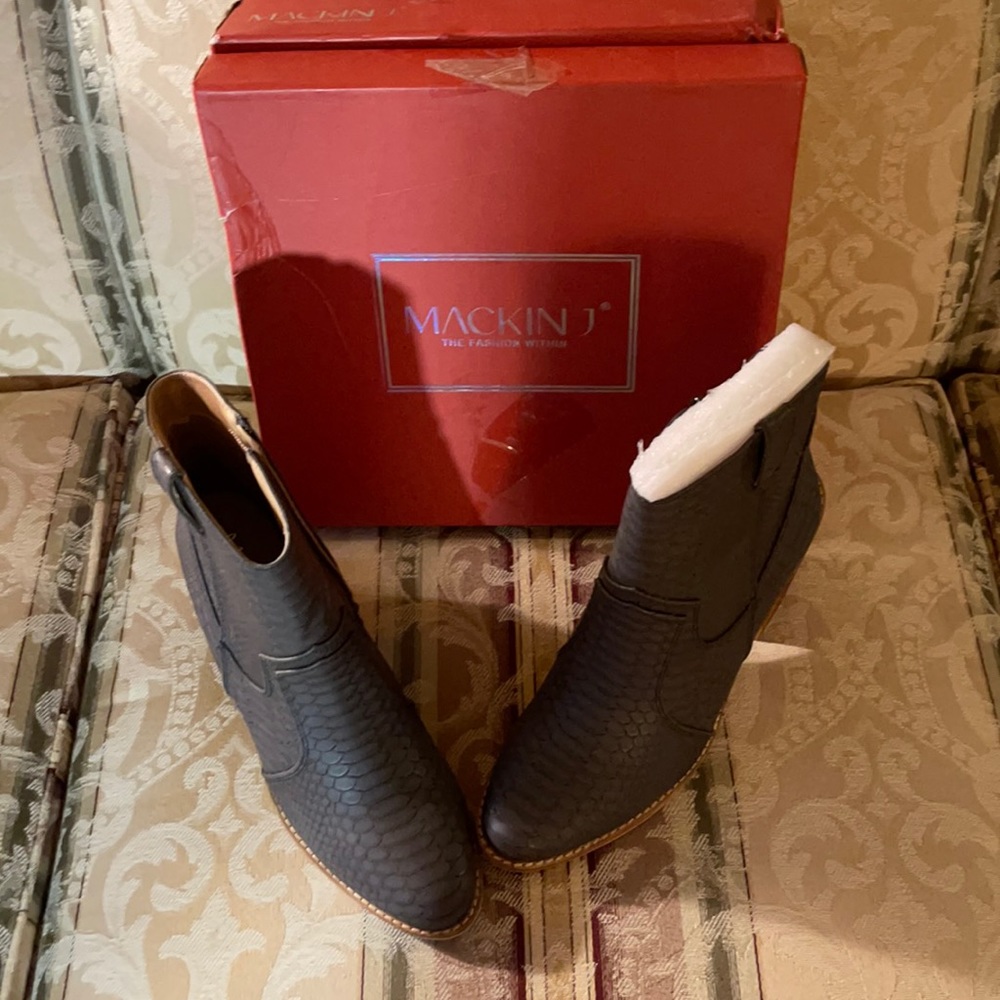 NIB Mackin J boots 🥾